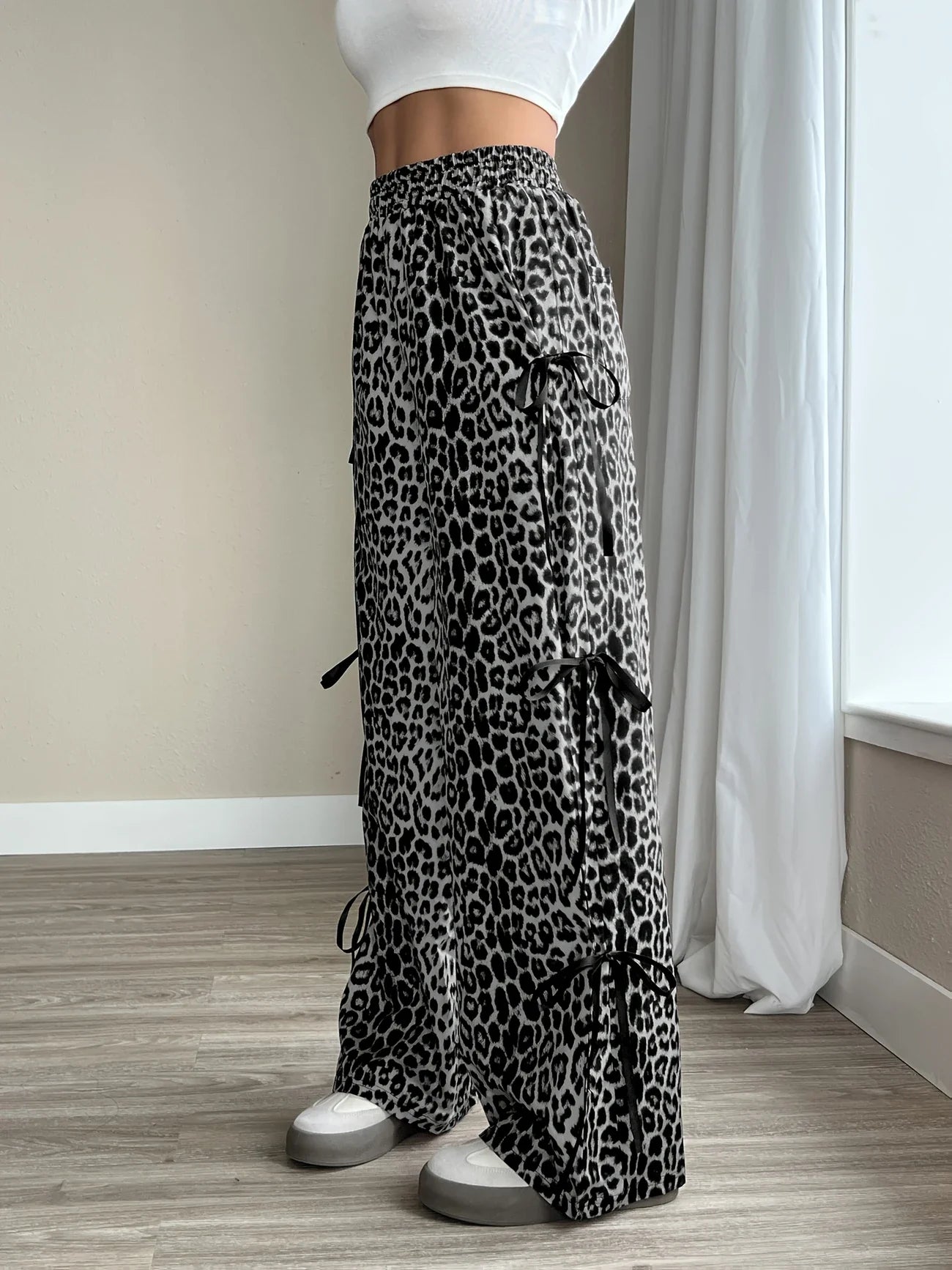 Ayana - Pantalon à jambes larges avec imprimé léopard et nœud sur le côté