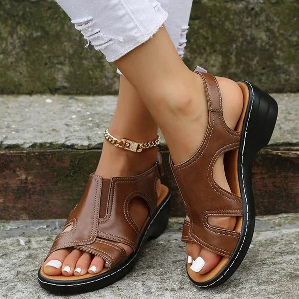 Elvia - Sandales ouvertes avec fermeture velcro et découpes pour femme