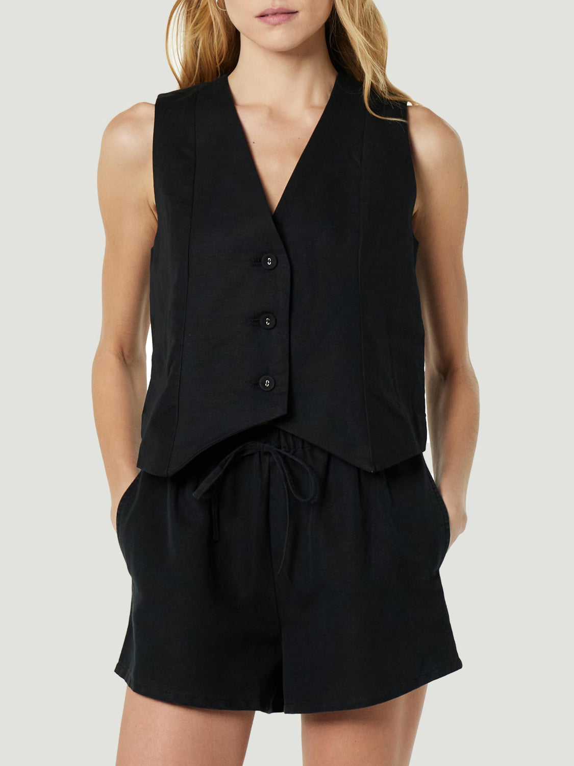 Reyna - Ensemble élégant de top sans manches à col en V avec boutons et short à poches