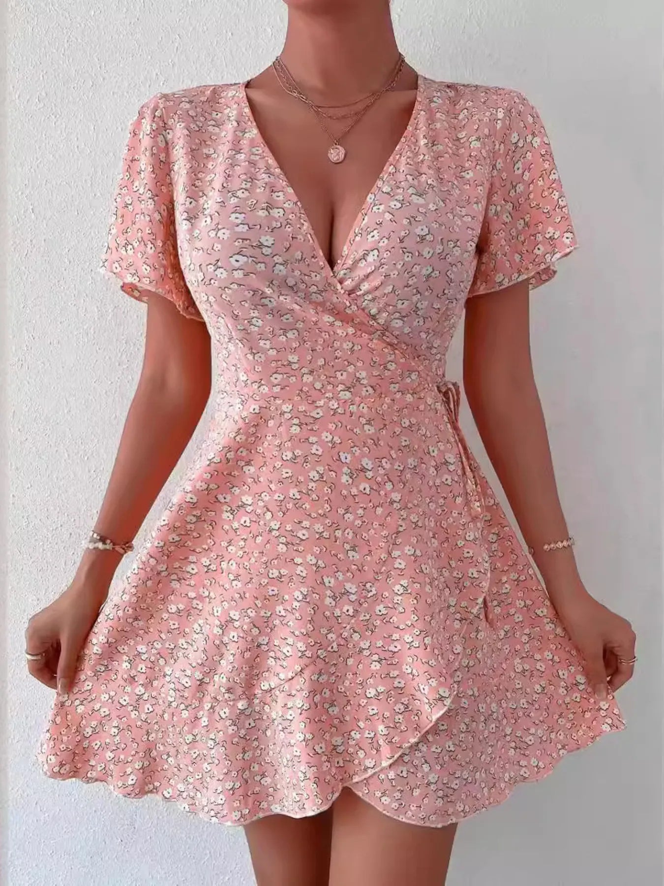 Rosanna - Élégante robe mini fleurie à manches courtes avec col en V profond