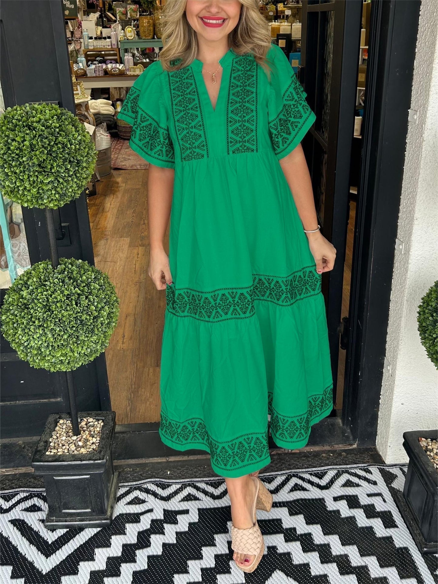 Elora - Élégante robe ample à manches courtes bouffantes