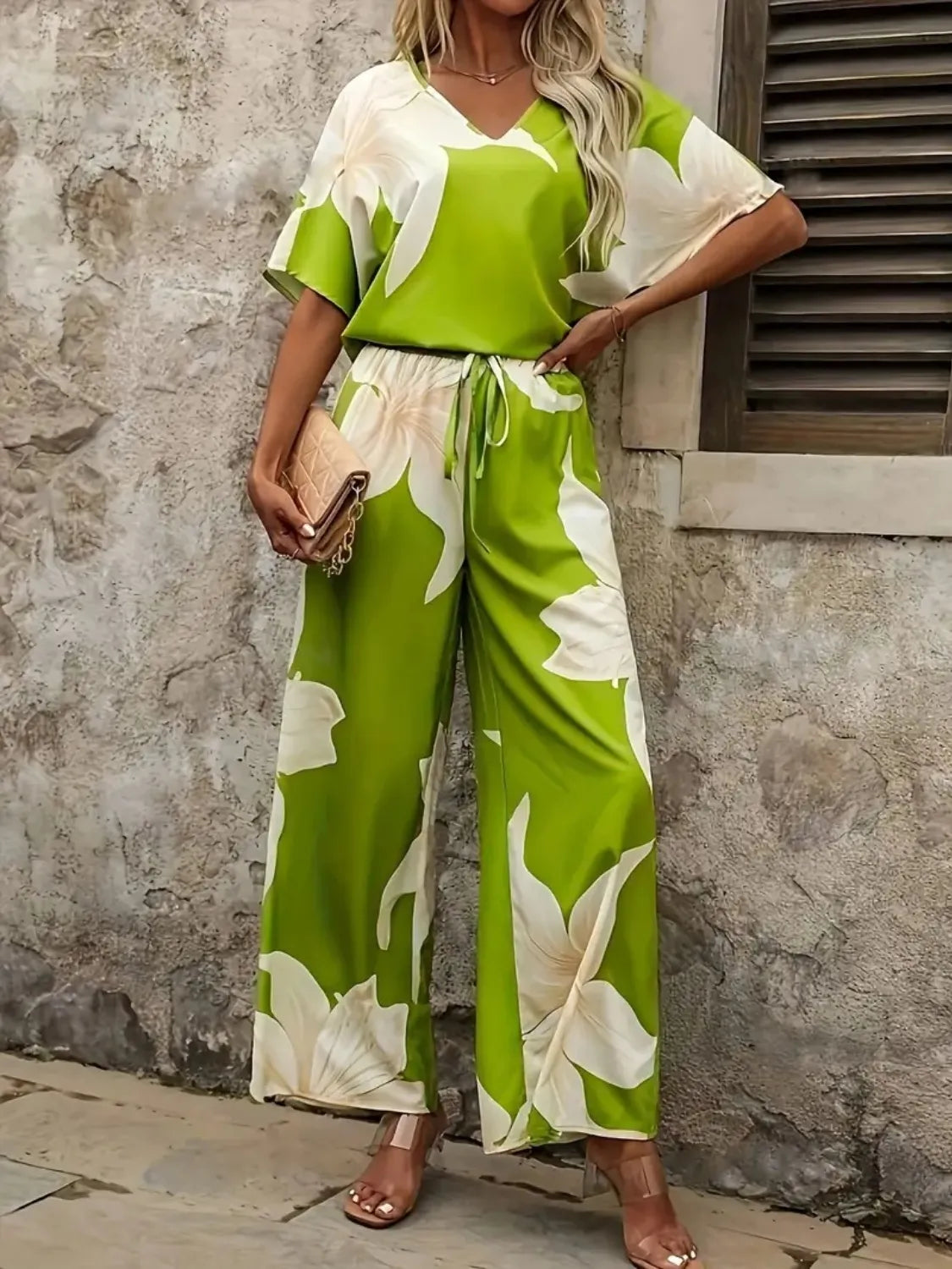 Estelle - Ensemble élégant à blouse décolletée en V et pantalon large à imprimé fleuri