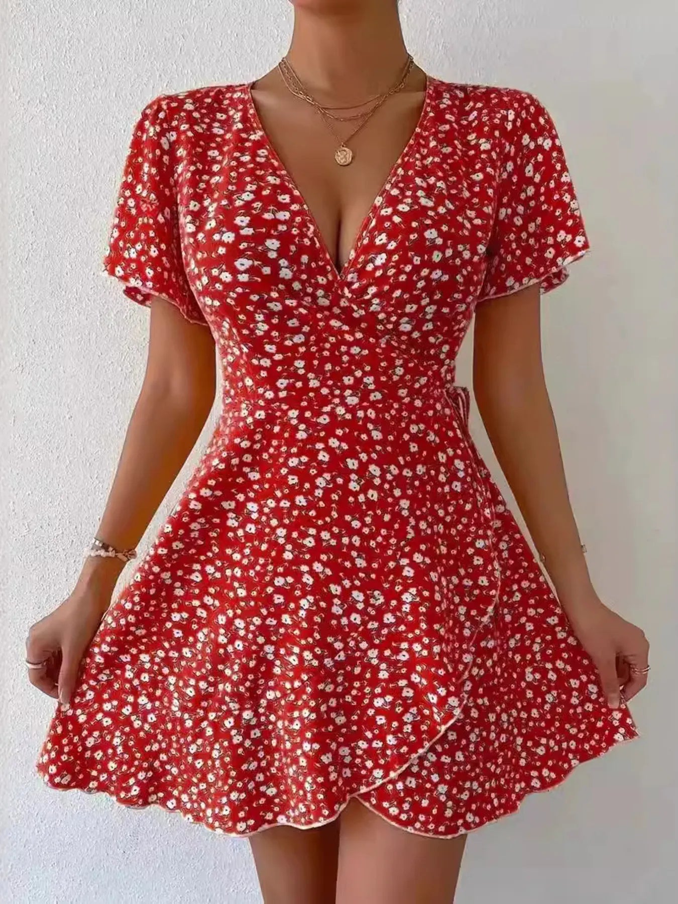 Rosanna - Élégante robe mini fleurie à manches courtes avec col en V profond