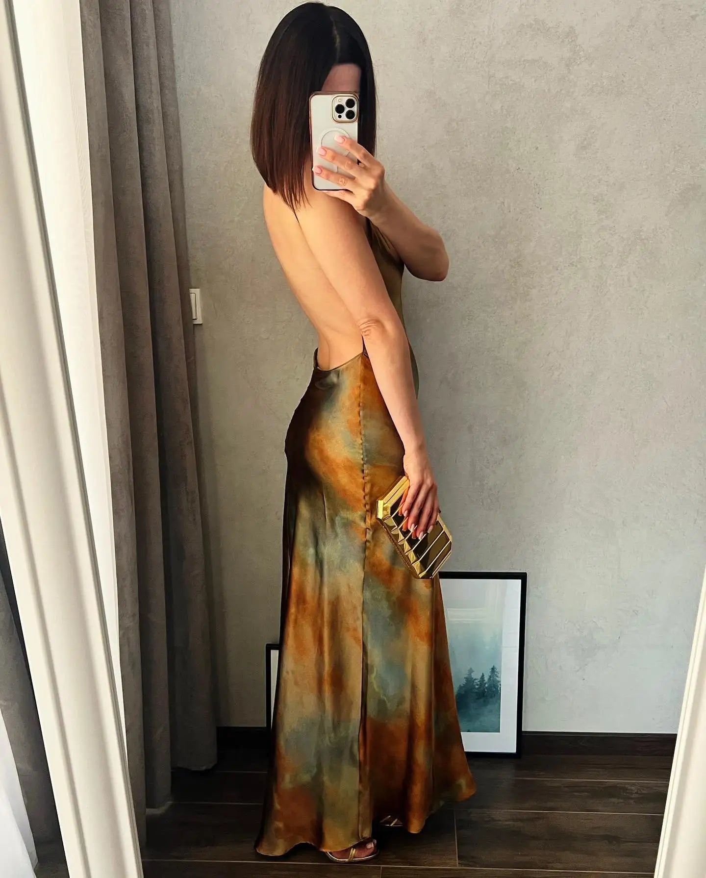 Evelyn - Robe élégante en satin avec imprimé café