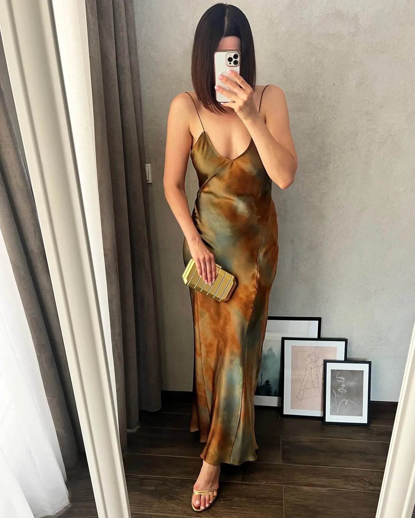 Evelyn - Robe élégante en satin avec imprimé café