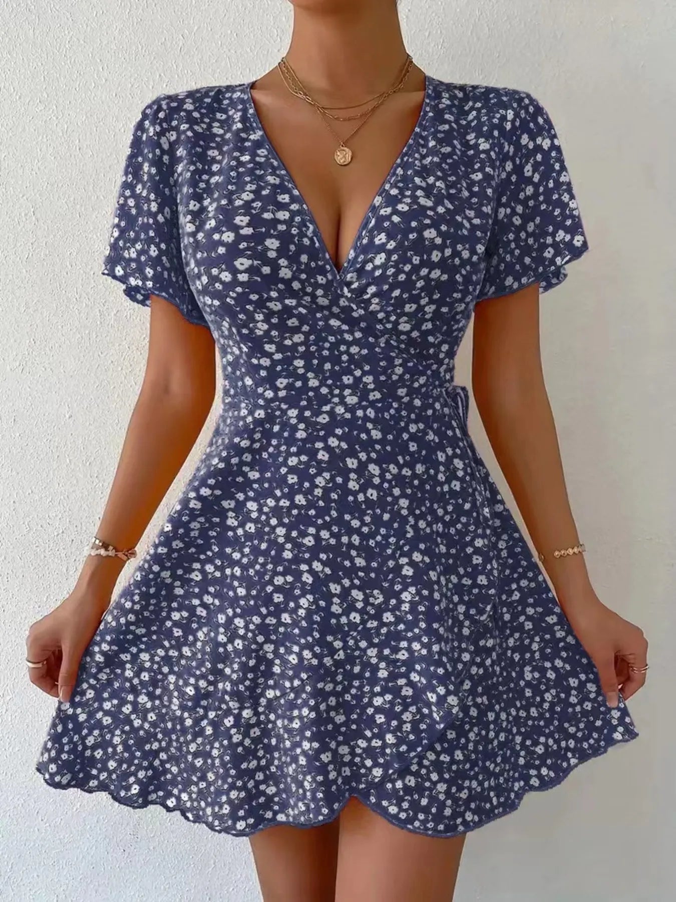 Rosanna - Élégante robe mini fleurie à manches courtes avec col en V profond