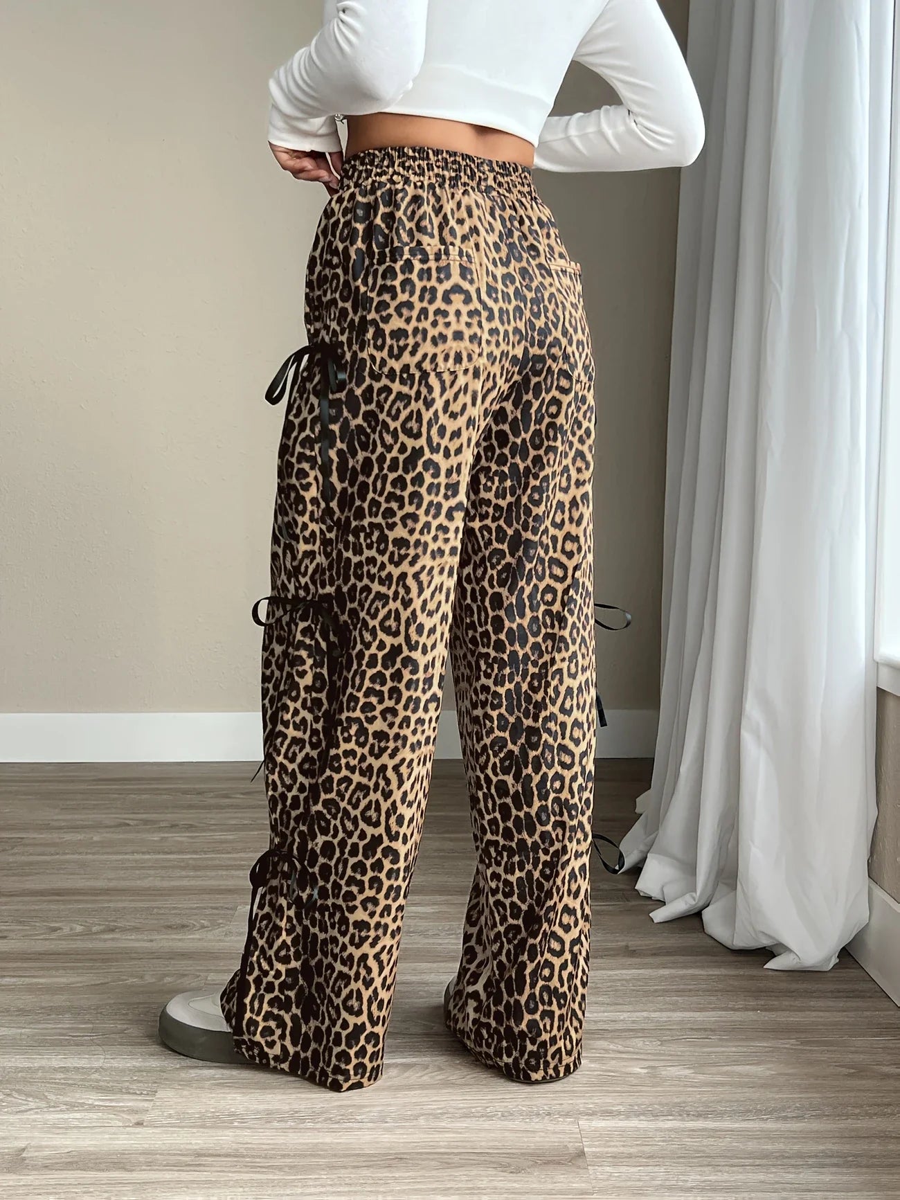 Ayana - Pantalon à jambes larges avec imprimé léopard et nœud sur le côté