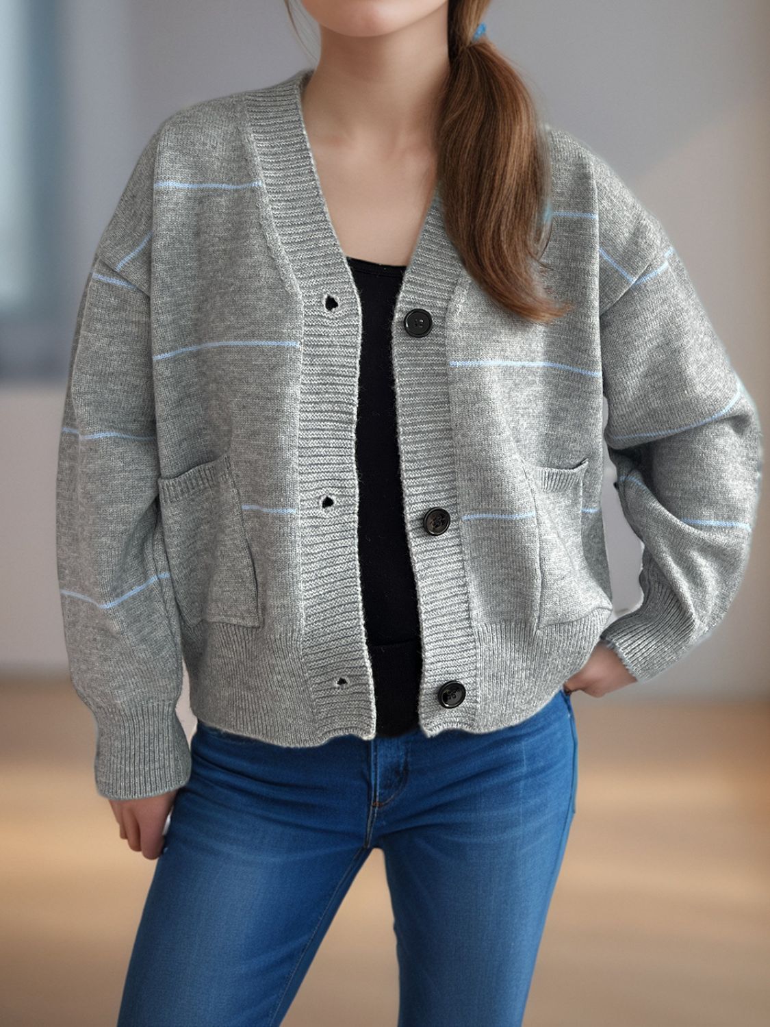 Aubrey - Cardigan rayé décontracté à manches longues, col en V et bout - Julie de la Rosa Aubrey - Cardigan rayé décontracté à manches longues, col en V et bout - Julie de la Rosa