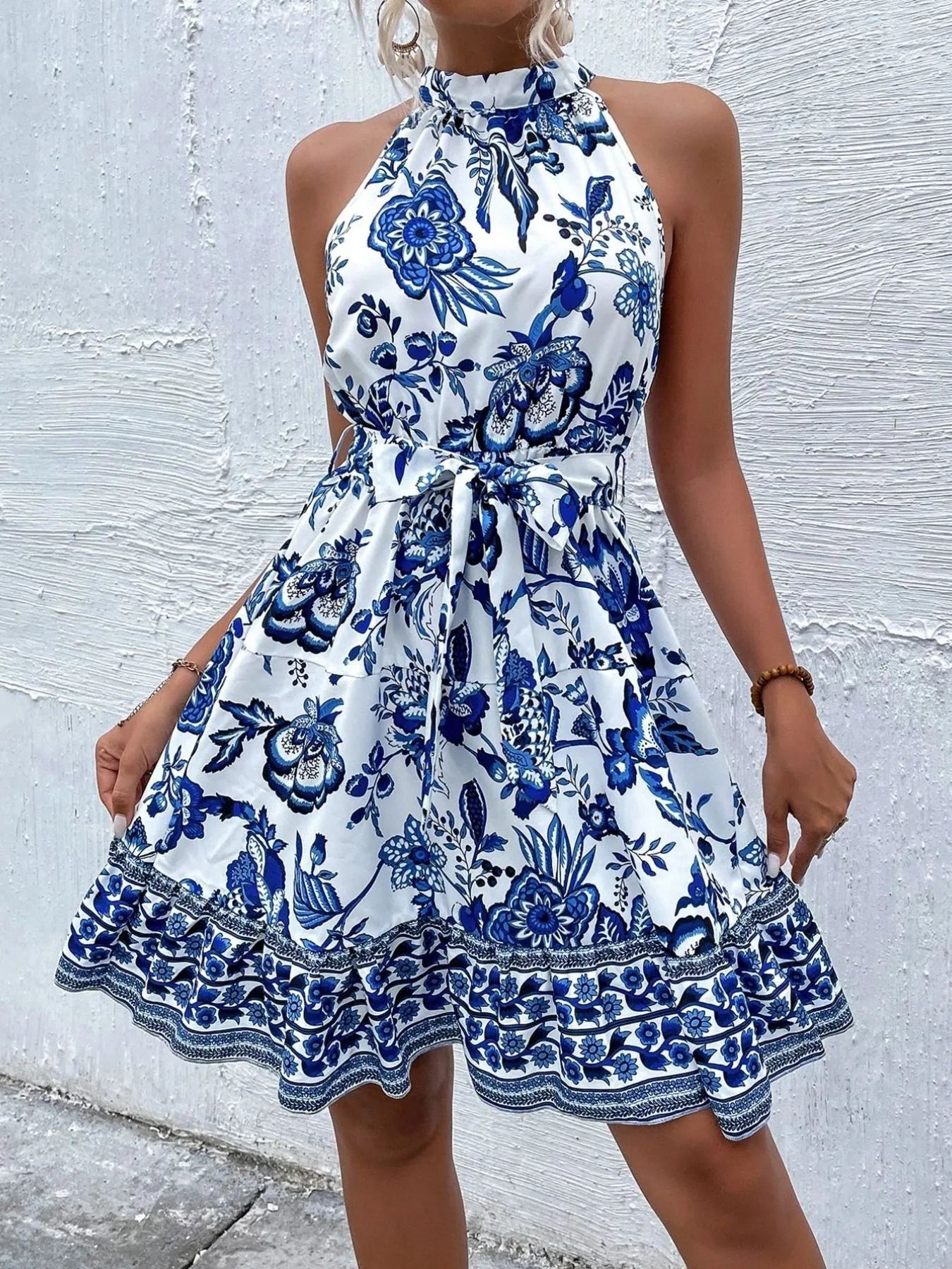 Billie - Robe fleurie sans manches à col halter et ceinture à nouer