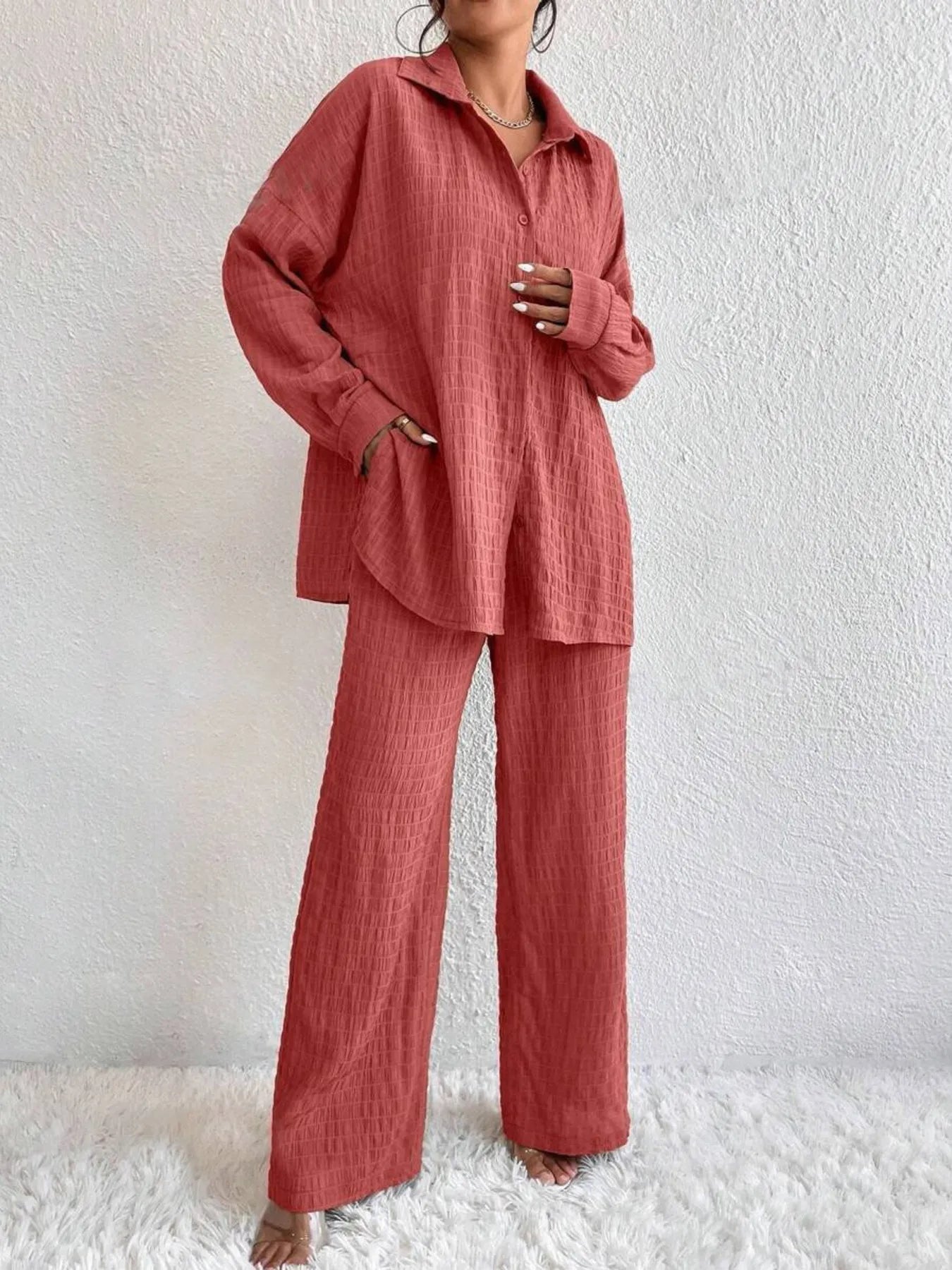 Lydia - Élégant ensemble avec blouse boutonnée à manches longues et pantalon