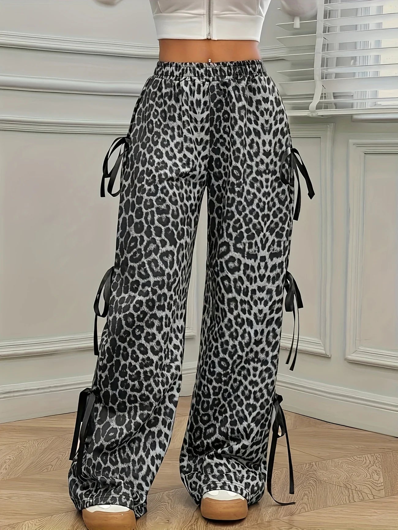 Ayana - Pantalon à jambes larges avec imprimé léopard et nœud sur le côté