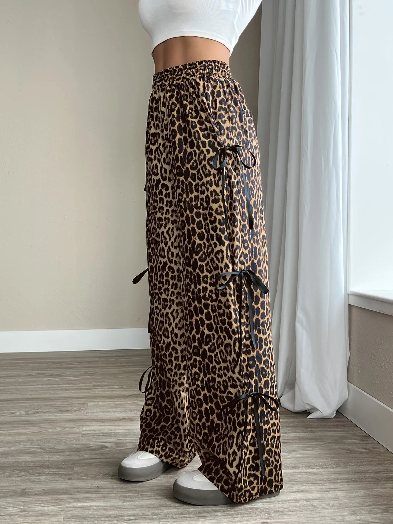 Ayana - Pantalon à jambes larges avec imprimé léopard et nœud sur le côté