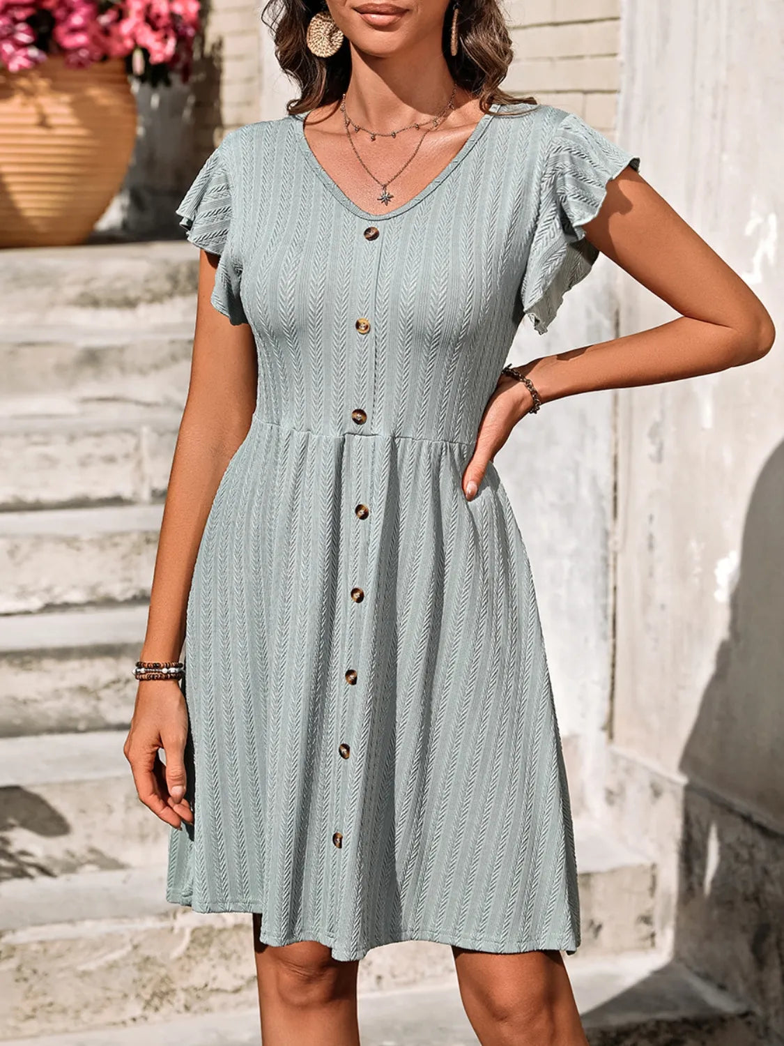 Marina - Robe élégante à manches longues avec volants et col en V boutonné