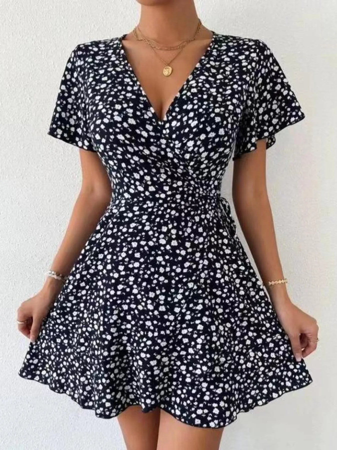 Rosanna - Élégante robe mini fleurie à manches courtes avec col en V profond