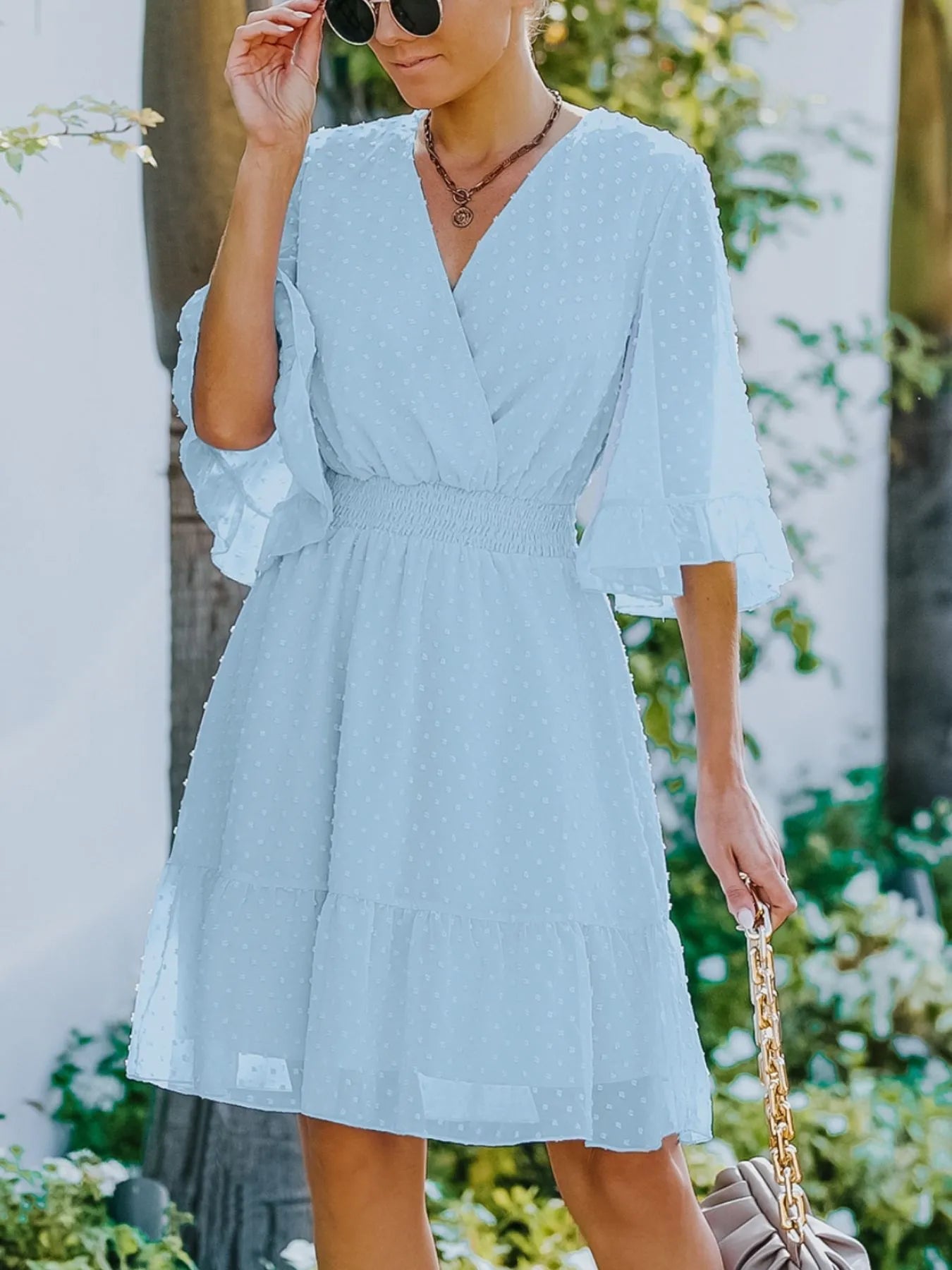 Kelsey - Élégante robe mini à pois suisses avec manches évasées
