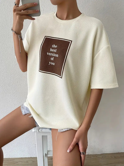Tabitha - T-shirt à col rond et imprimé lettre