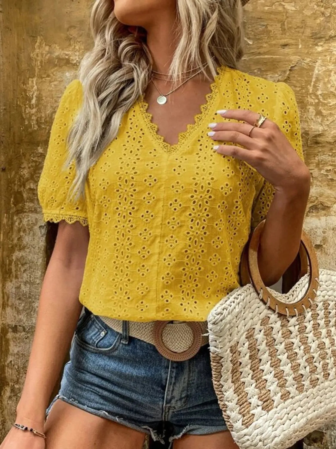 Jillian - Blouse élégante à manches courtes, col en V, œillets et détails en dentelle