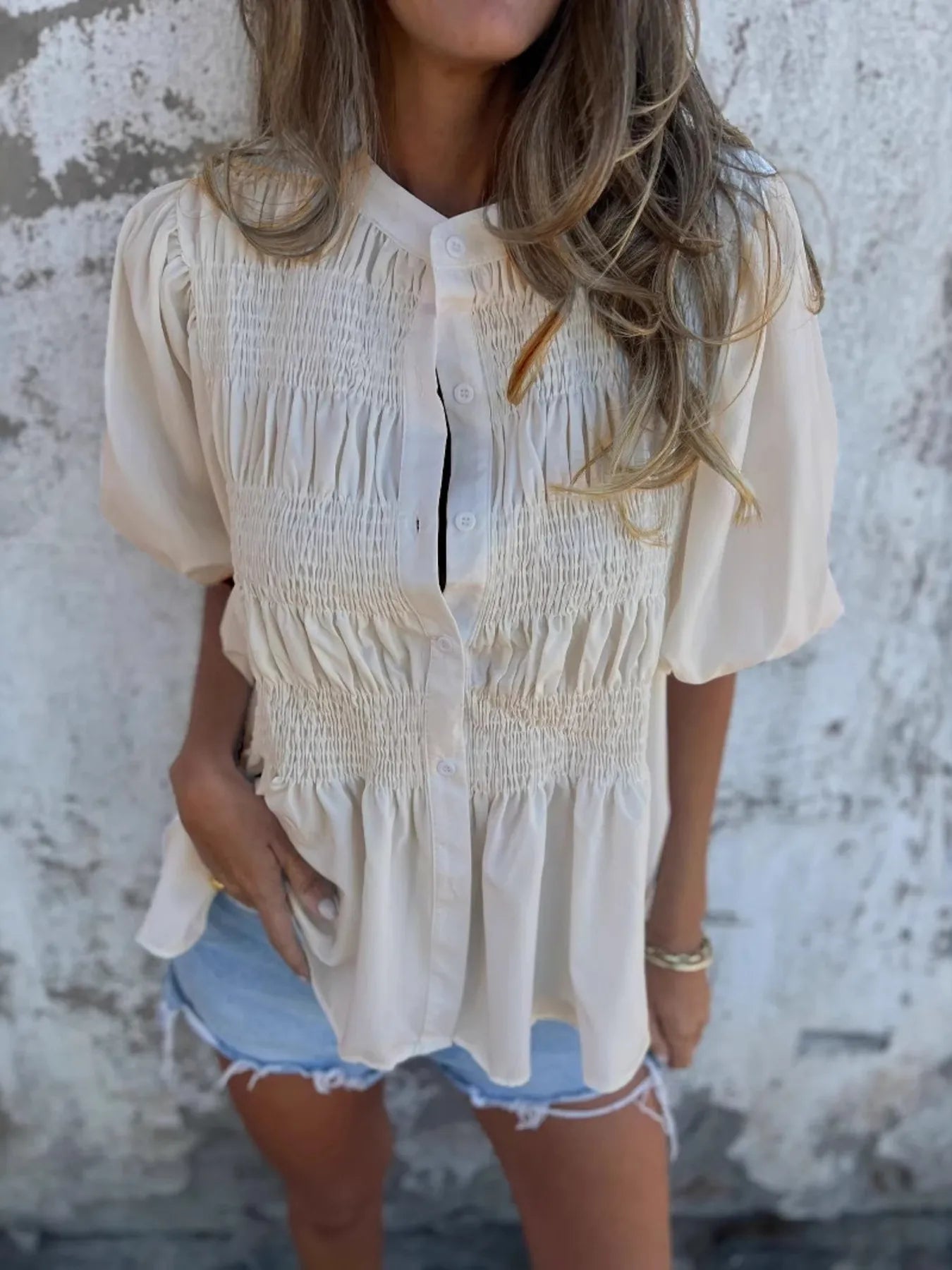 Lanie - Blouse à manches bouffantes avec boutons et ourlet volanté