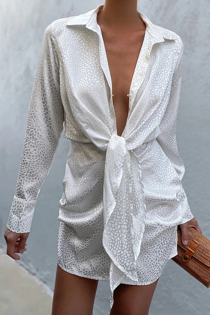 Zephyra - Élégante mini-robe léopard à col montant et profond décolleté en V
