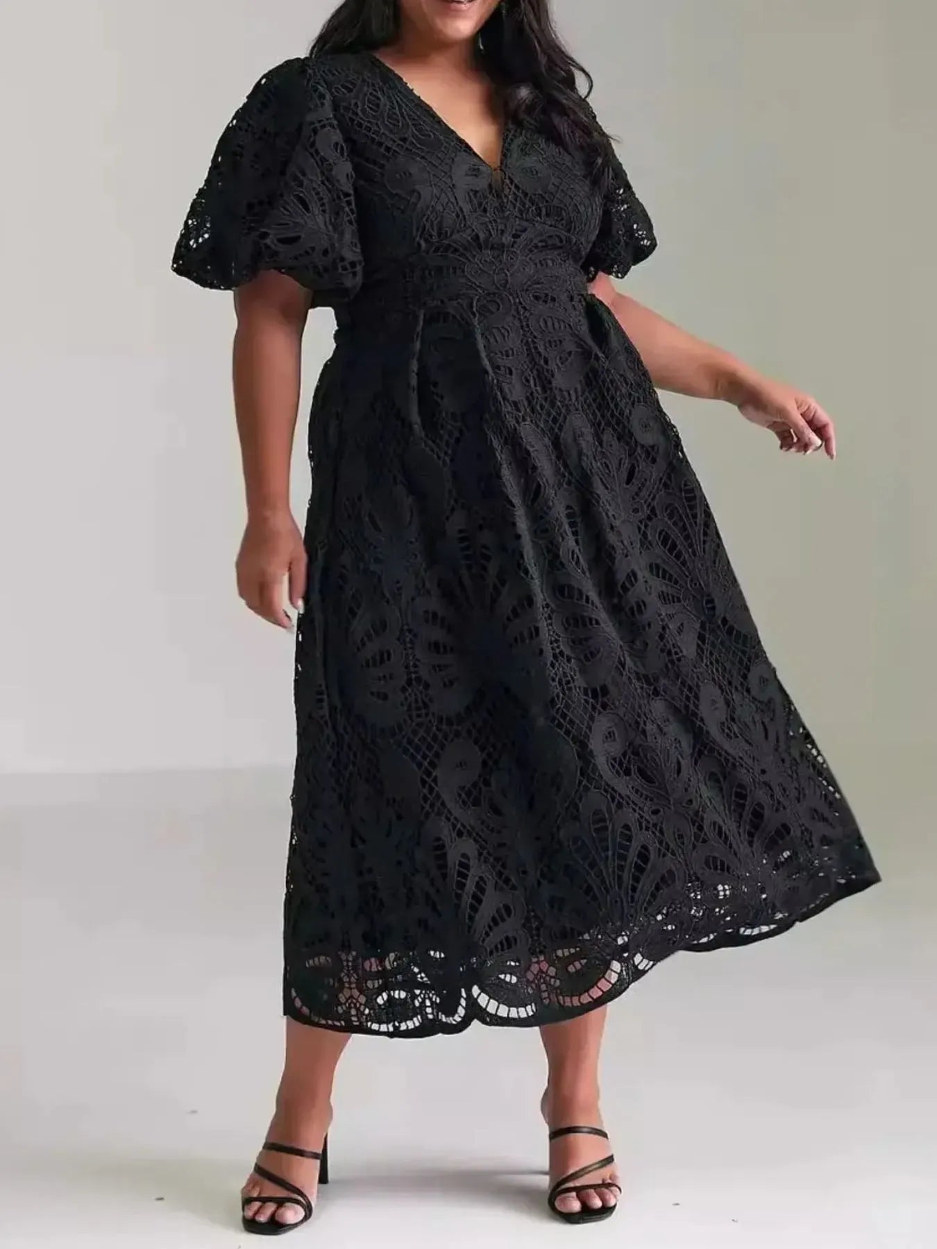 Shiela - Élégante robe longue en dentelle avec col en V et manches bouffantes