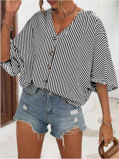 Addison - Blouse à rayures avec col en V, boutons et manches chauve-souris