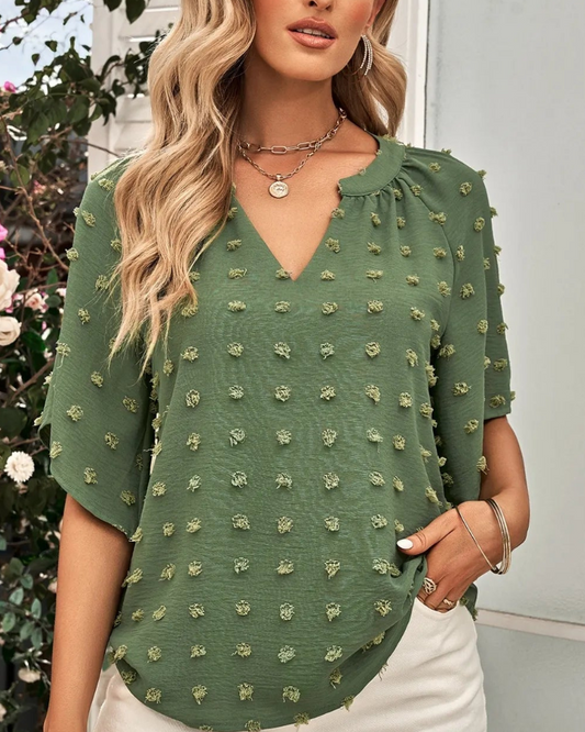 Arabella - Chemisier chic à pois suisses avec encolure fendue et manches mi-longues