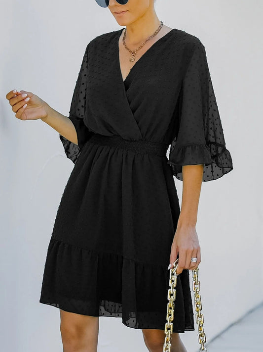 Kelsey - Élégante robe mini à pois suisses avec manches évasées
