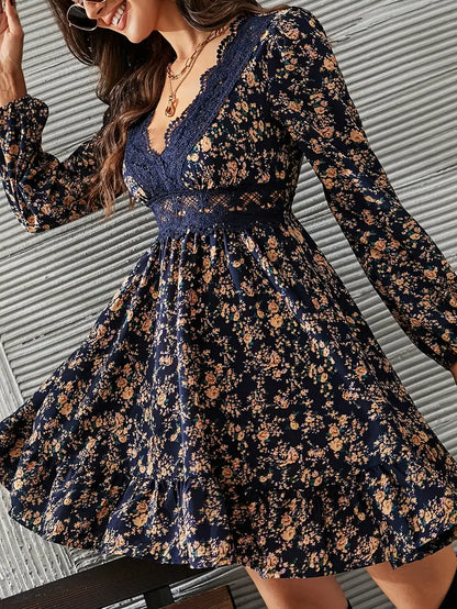 Carol - Robe à col en V avec bordure en dentelle et motif floral