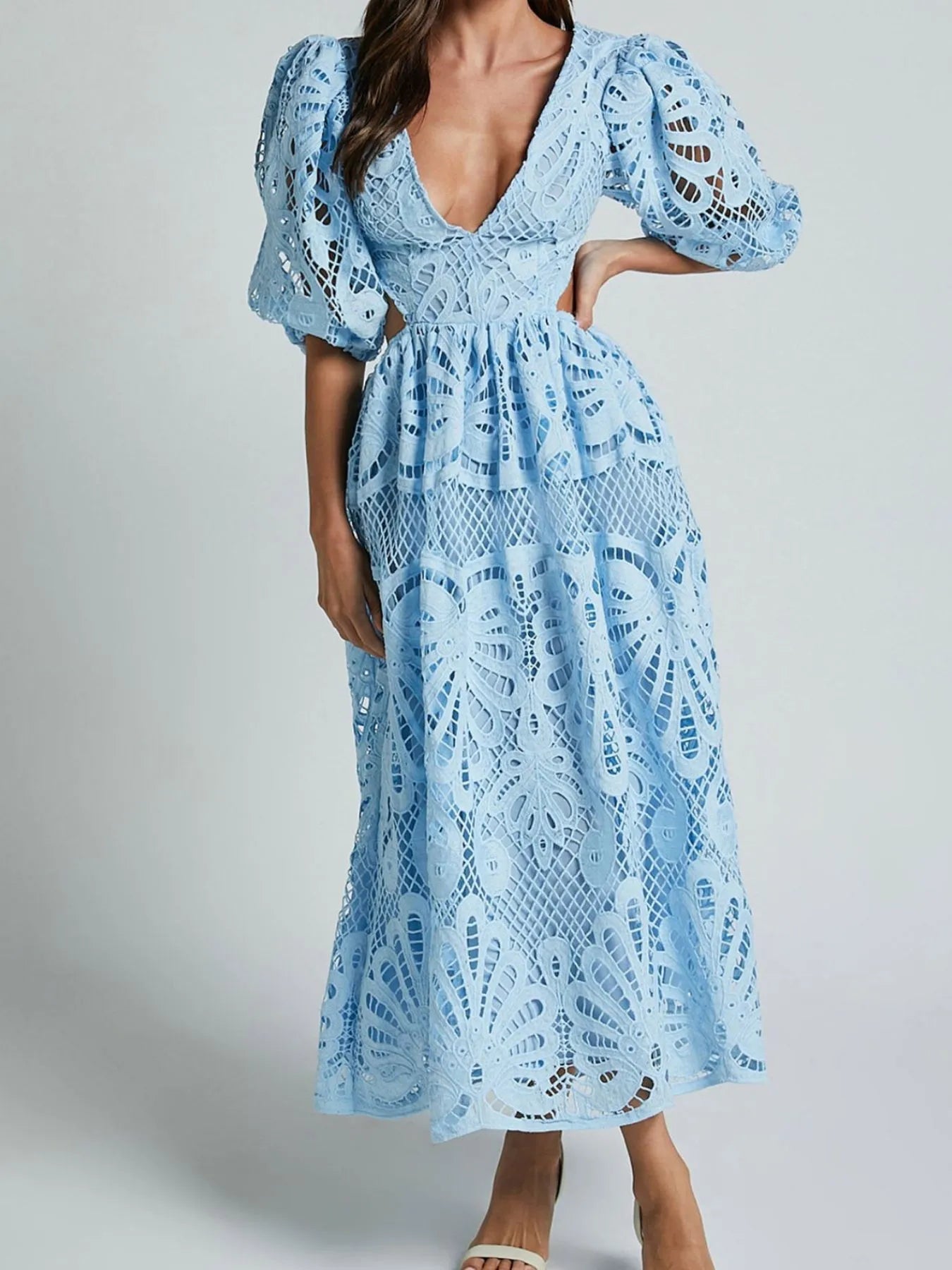 Riya - Élégante robe longue en dentelle avec décolleté en V et dos nu