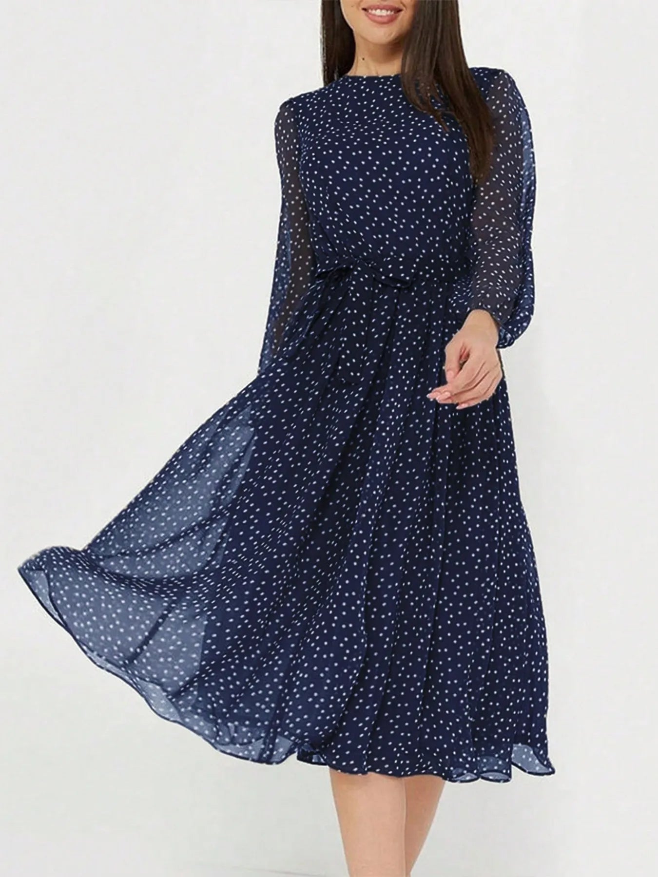 Zahra - Élégante robe midi à manches longues, col rond et pois
