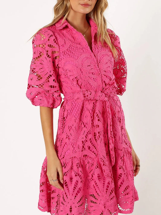 Eileen - Élégante mini-robe en dentelle avec ceinture nouée et manches 3/4