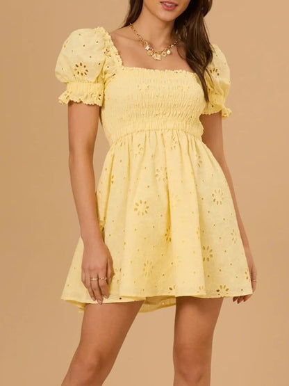 Emily - Robe mini à manches bouffantes et dos nu