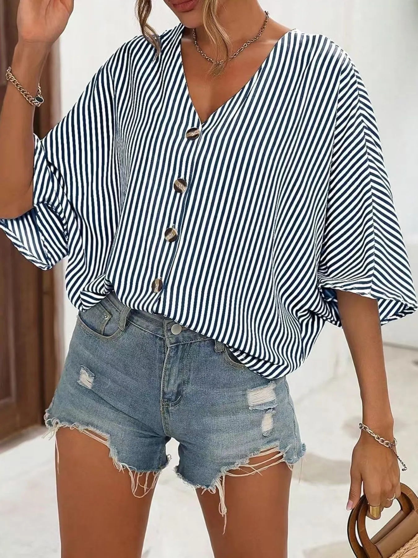 Addison - Blouse à rayures avec col en V, boutons et manches chauve-souris