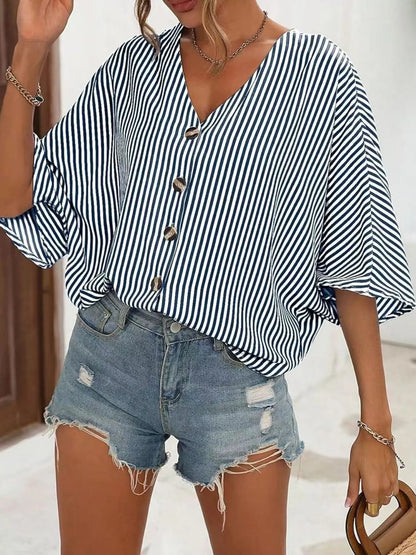 Addison - Blouse à rayures avec col en V, boutons et manches chauve-souris