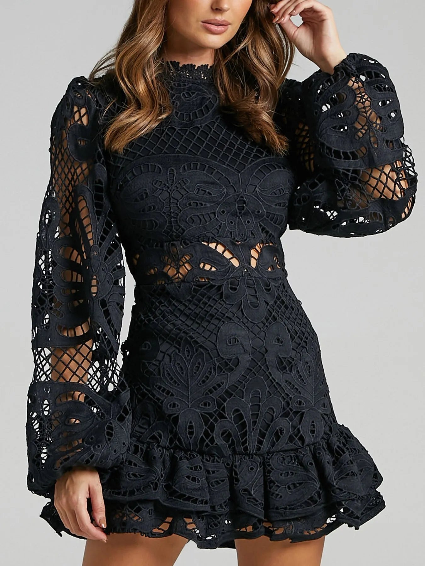 Zyra - Élégante mini-robe à manches longues en dentelle