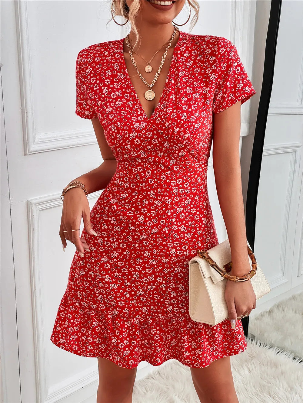 Martha - Robe mini à imprimé floral chic, ourlet à volants et col en V à manches courtes