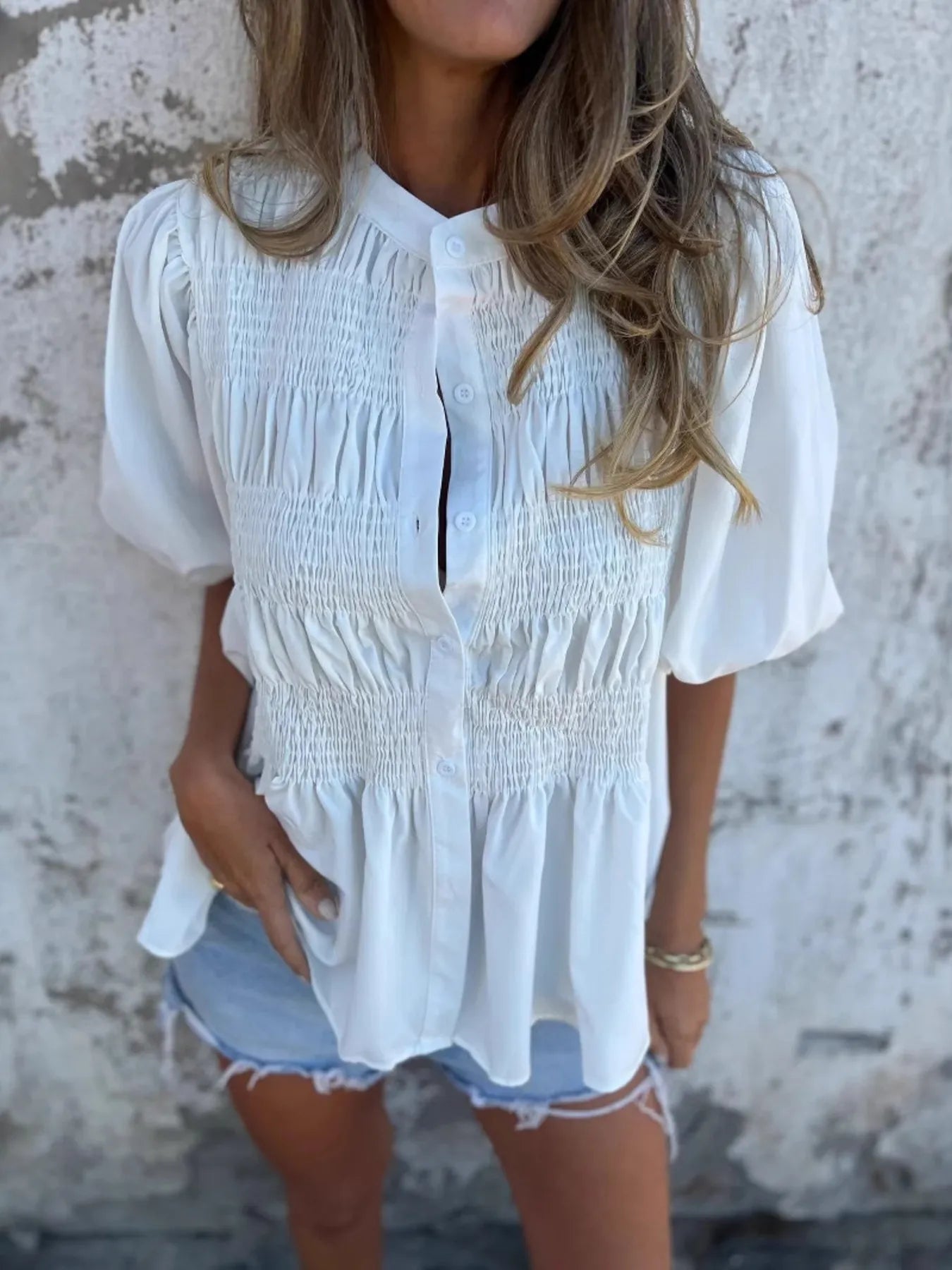 Lanie - Blouse à manches bouffantes avec boutons et ourlet volanté