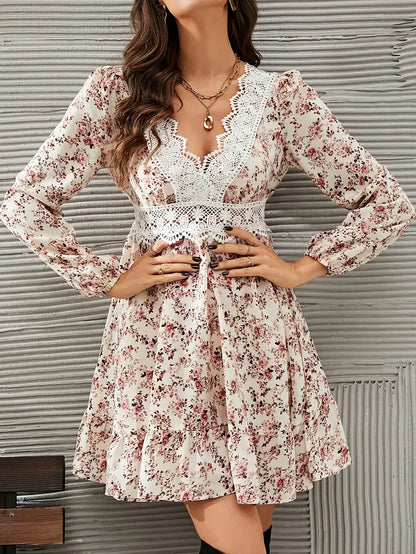 Carol - Robe à col en V avec bordure en dentelle et motif floral