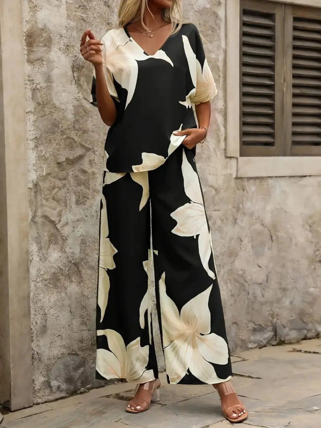 Estelle - Ensemble élégant à blouse décolletée en V et pantalon large à imprimé fleuri