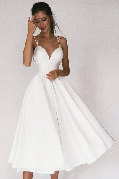 Hélène |  Robe élégante à bretelles et col en V