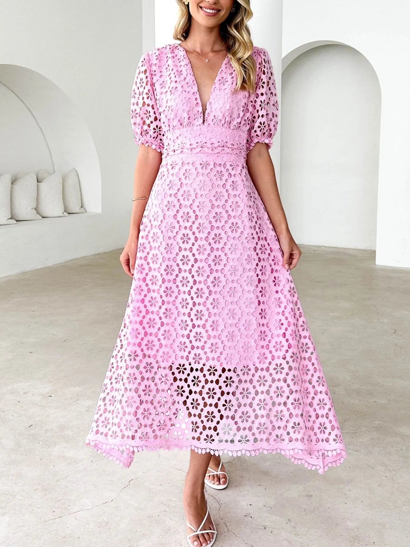 Mariel - Élégante robe midi en dentelle avec col en V et manches bouffantes
