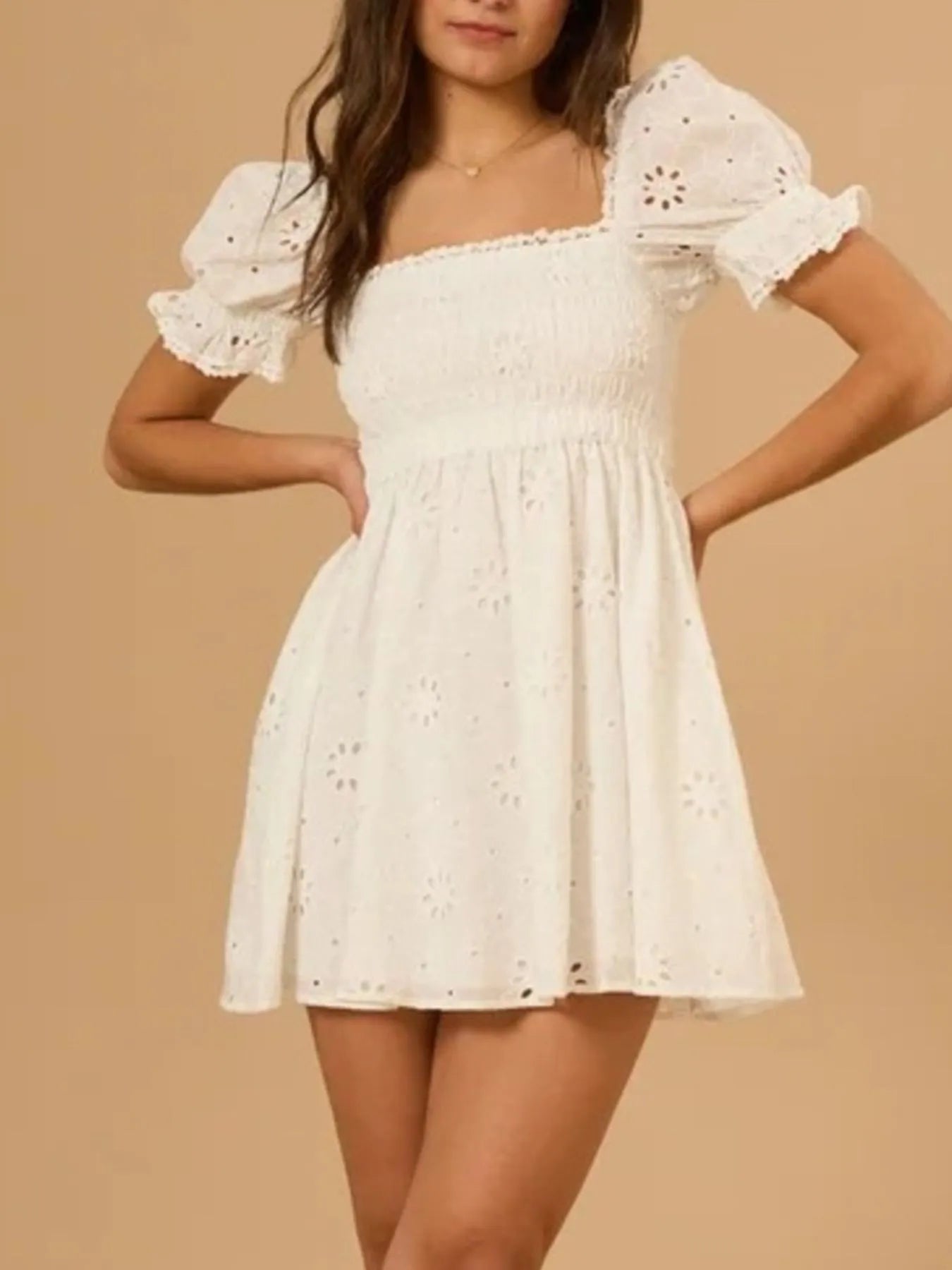 Emily - Robe mini à manches bouffantes et dos nu
