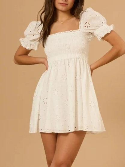 Emily - Robe mini à manches bouffantes et dos nu