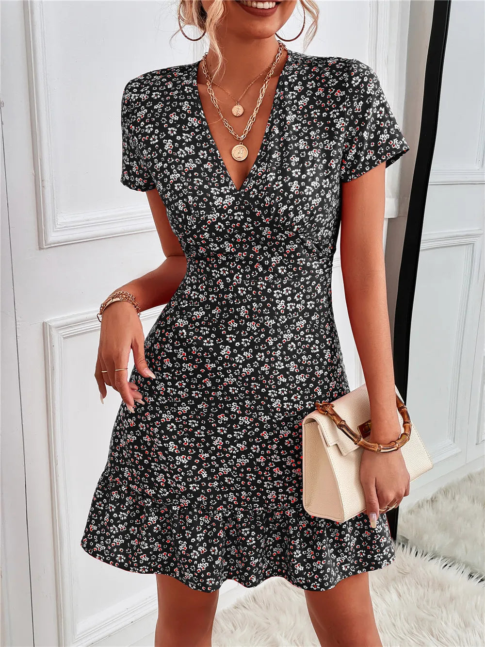 Martha - Robe mini à imprimé floral chic, ourlet à volants et col en V à manches courtes