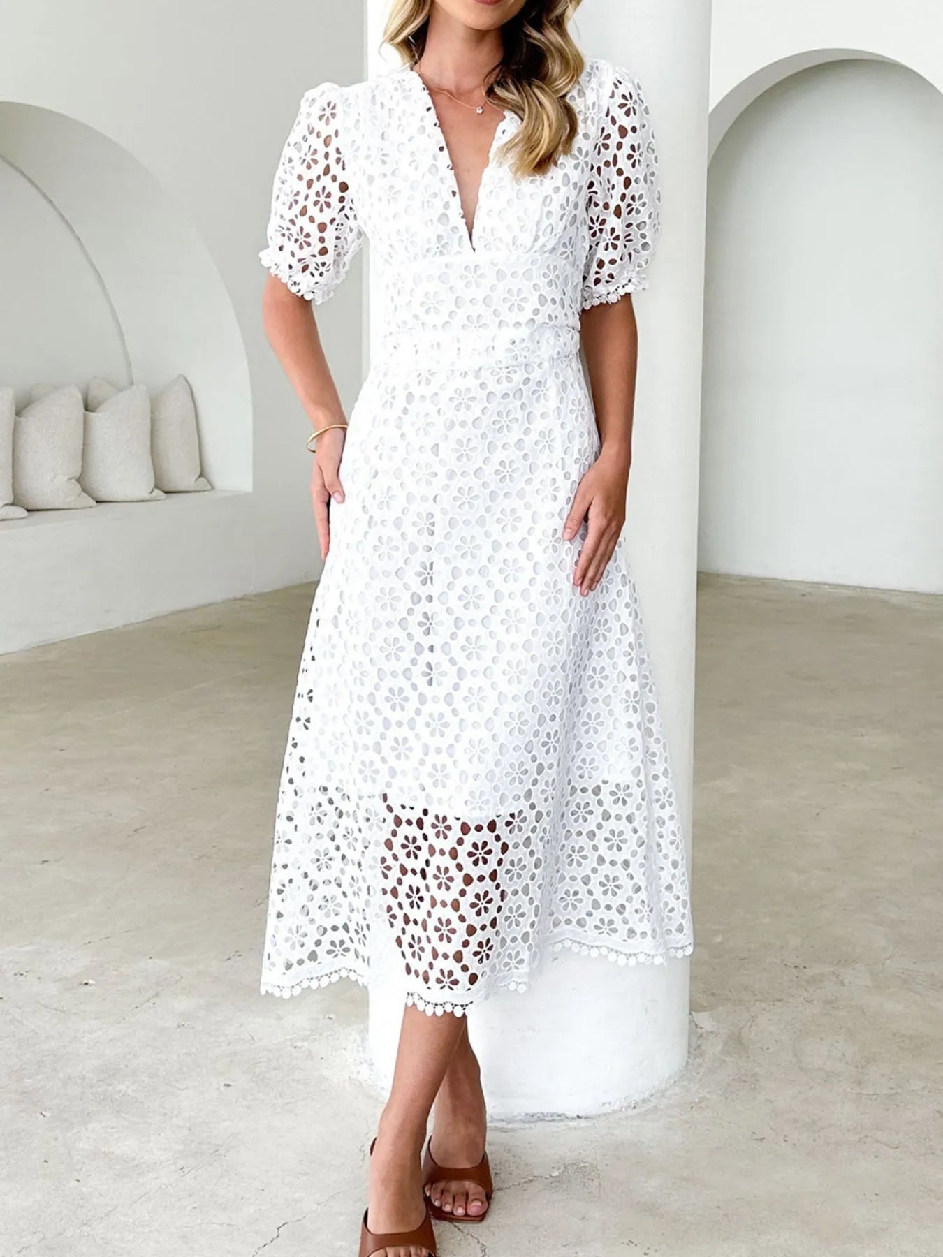 Mariel - Élégante robe midi en dentelle avec col en V et manches bouffantes