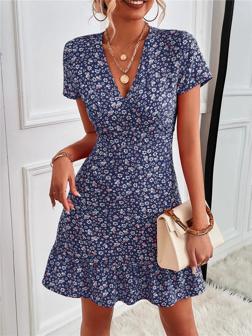Martha - Robe mini à imprimé floral chic, ourlet à volants et col en V à manches courtes