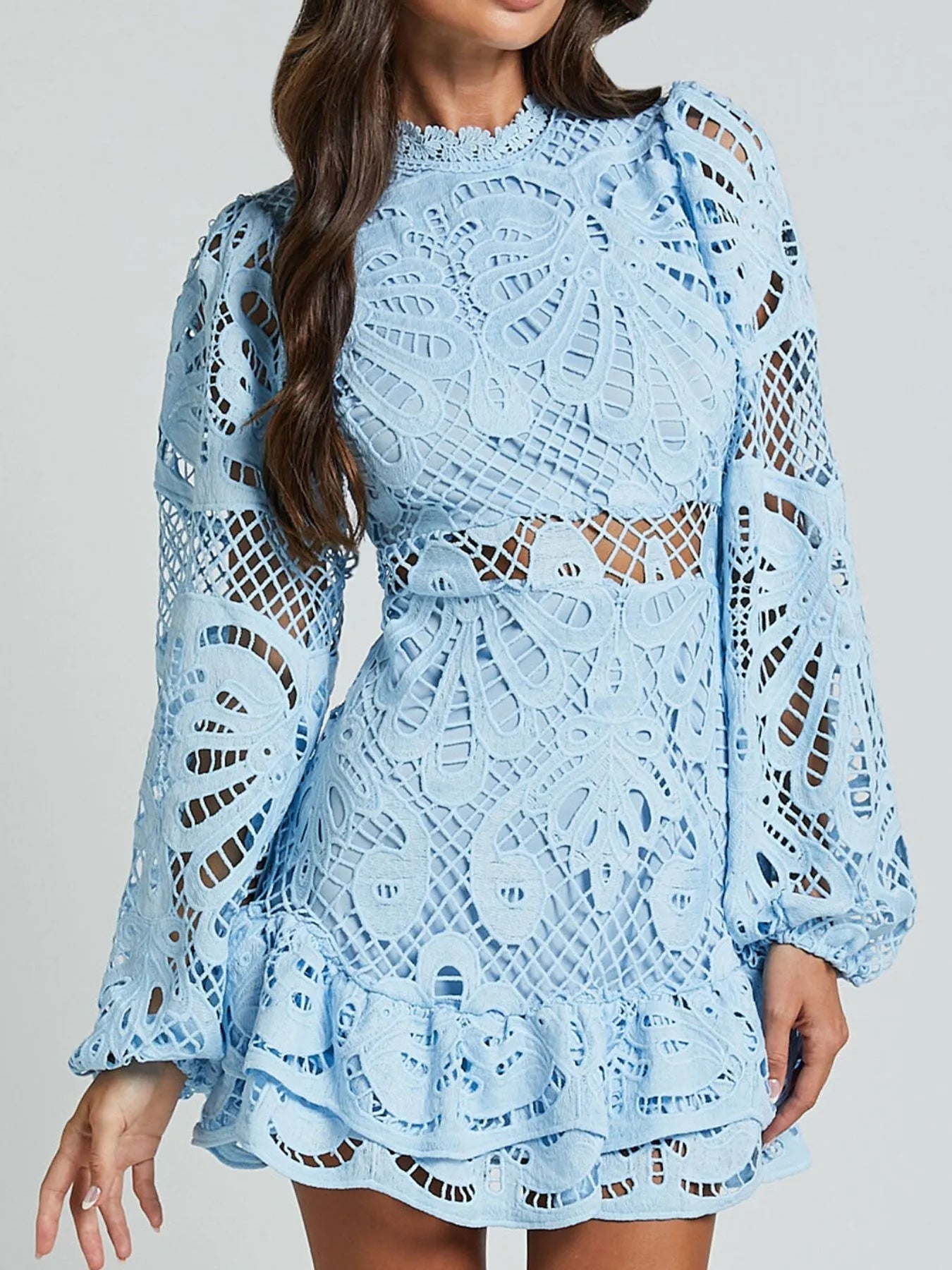 Zyra - Élégante mini-robe à manches longues en dentelle