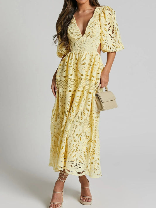 Riya - Élégante robe longue en dentelle avec décolleté en V et dos nu