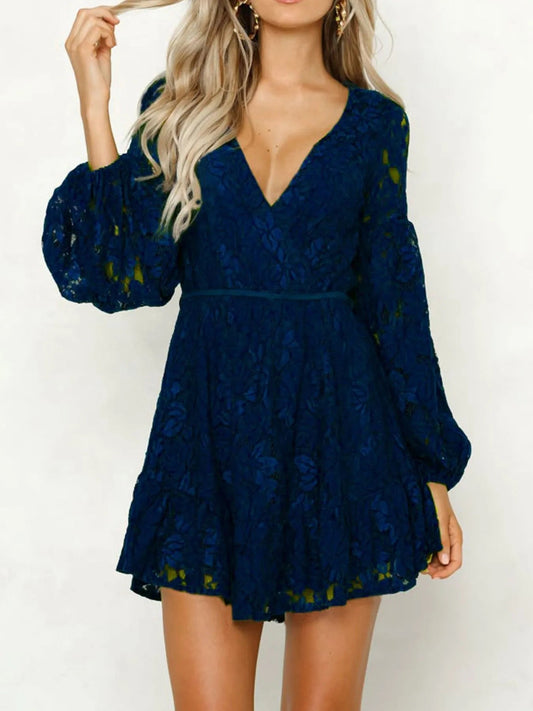 Patrice - Chic robe mini en dentelle à manches longues et profond décolleté en V