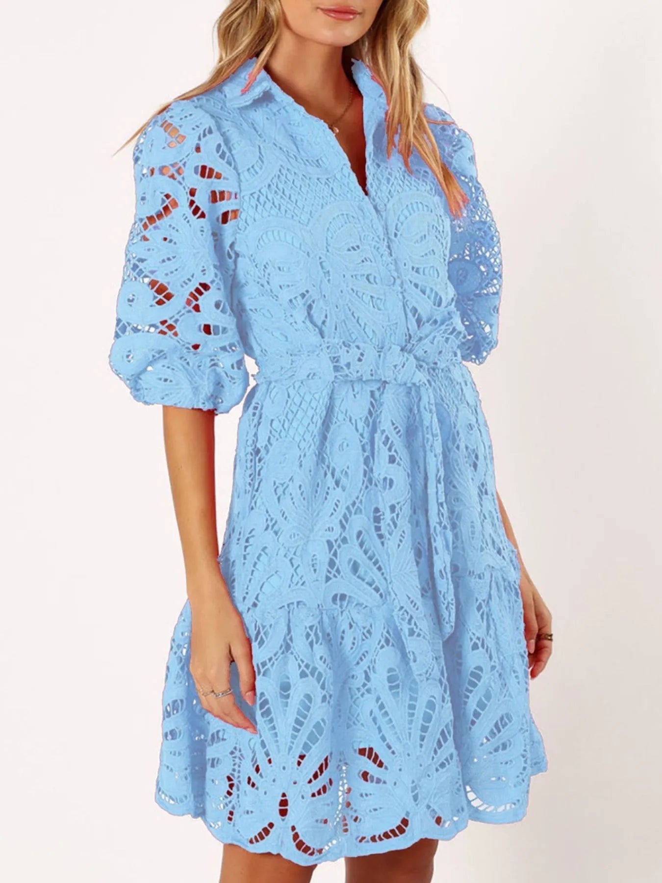 Eileen - Élégante mini-robe en dentelle avec ceinture nouée et manches 3/4